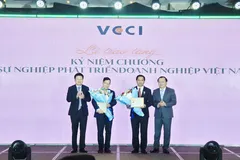 Bí thư Tỉnh uỷ Vĩnh Long Trần Văn Lâu (thứ 2 từ phải sang) nhận Kỷ niệm chương “Vì sự phát triển doanh nghiệp Việt Nam”