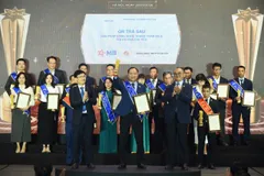 Ông Nguyễn Hoàng Hải, Phó Tổng giám đốc Sacombank (đứng giữa) nhận giải thưởng Sao Khuê 2026