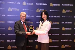 Đại diện Masterise Homes nhận cúp vinh danh tại hạng mục Developer of the Year - Vietnam 2026.