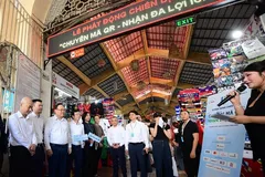 Bà Nguyễn Phương Huyền, Thành viên BĐH Sacombank (thứ 5 từ trái sang) tham gia Lễ phát động chiến dịch “Chuyển mã QR - Nhận đa lợi ích” ngay sau Họp báo khởi đông Ngày Tài chính số 2026