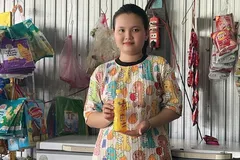 Chị Lê Thị Ngọc Trang bên quán nhỏ tại An Giang, nơi câu chuyện trúng 50 triệu đồng từ một lần xé nhãn chai Number 1 bắt đầu lan khắp xóm