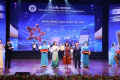 Phó Chủ tịch Quốc hội Nguyễn Thị Thanh trao giải thưởng cho bà Hà Thị Thuỳ Liên đại diện MB.