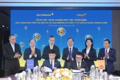 Ông Nguyễn Minh Tâm, Phó Tổng Giám đốc Sacombank (trái) và ông Hoàng Việt Anh, Tổng Giám đốc LPBS (phải) thực hiện ký kết thỏa thuận hợp tác.