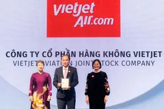 Phó Tổng giám đốc Thường trực Vietjet Tô Việt Thắng (giữa) đại diện hãng nhận giải thưởng Doanh nghiệp phát triển bền vững tiêu biểu. 