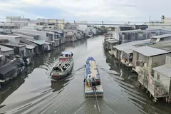 Hai bên bờ kênh Quản Lộ - Phụng Hiệp bị người dân lấn chiếm xây dựng nhà làm giao thông thuỷ bị hẹp.
