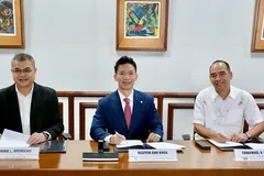 Từ trái qua: Ông Ronnie L.Aperocho, Phó Chủ tịch Điều hành kiêm Giám đốc Vận hành (COO) của Meralco, ông Nguyễn Anh Khoa, Tổng Giám đốc VinEnergo và ông Emmanuel V. Rubio, Chủ tịch kiêm Tổng Giám đốc điều hành MGEN tại lễ ký kết.