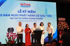 Lãnh đạo Tạp chí và đại biểu cùng thổi nến kỷ niệm 25 năm phát hành số đầu tiên.