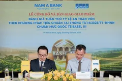 Đại diện KPMG và Nam A Bank ký kết bàn giao giao phẩm.