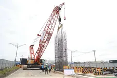 Thực hiện thả lồng thép bằng máy đào tường vây tại nhà ga ngầm ST10 (ga Phạm Văn Bạch), thuộc Dự án tuyến Metro số 2 (Bến Thành - Tham Lương). (Ảnh: Hồng Đạt/TTXVN) 