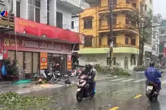 Mưa bão gây mất điện trên một số khu vực ở Móng Cái, Quảng Ninh. Ảnh VTV