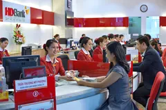 Khách hàng giao dịch tại HDBank.