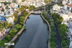 Dọc hai bờ kênh Nhiêu Lộc-Thị Nghè. (Ảnh: Hồng Đạt/TTXVN)