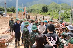 Phó Thủ tướng Chính phủ Hồ Quốc Dũng kiểm tra khu vực bố trí tái định cư cho các hộ bị mất nhà. (Ảnh: Quý Trung/TTXVN) 