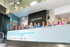 TS. Nguyễn Thị Phương Thảo bấm nút khai phiên Sàn giao dịch Chứng khoán London (LSE) cùng Thị trưởng Khu tài chính London Dame Sue Langley và Tổng giám đốc LSE Dame Julia Hoggett
