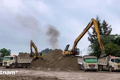 Nguồn vật liệu cát đắp nền đường vẫn đang thiếu hụt tại nhiều dự án giao thông trọng điểm. (Ảnh: Việt Hùng/Vietnam+) 