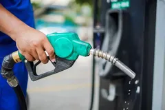 Giá xăng E10 lên sát mốc 23.000 đồng mỗi lít