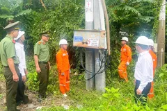 PC Cần Thơ cùng lực lượng Công an TP Cần Thơ kiểm tra hiện trường vụ việc mất trộm vật tư, thiết bị lưới điện.