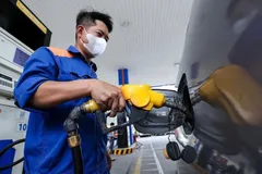 Giá xăng E10 RON 95 giảm về mức 22.300 đồng mỗi lít