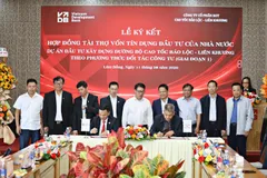 Lễ ký kết hợp đồng tài trợ vốn tín dụng đầu tư của Nhà nước cho dự án Cao tốc Bảo Lộc – Liên Khương giai đoạn 1 (Ảnh: Anh Chiến)