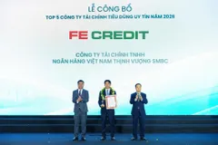 Đại diện FE CREDIT nhận giải thưởng tại lễ vinh danh.