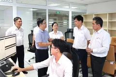 Ông Bùi Quốc Hoan (thứ 2 từ phải sang), Phó Tổng giám đốc EVNSPC tại một buổi làm việc với lãnh đạo Công ty CNTT Điện lực miền Nam (SPCIT)
