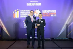 Ông Hoàng Trọng Hiếu, Giám đốc cao cấp Phát triển giải pháp tín dụng Techcombank, nhận giải thưởng từ Asian Banking & Finance.