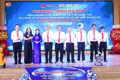 Lãnh đạo TP Cần Thơ và Trường Đại học Nam Cần Thơ tại buổi lễ ra mắt.