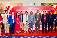 Lãnh đạo các bộ, ngành, sân bay cùng phi hành đoàn Vietjet dự lễ khai trương và chúc mừng chuyến bay đầu tiên của Vietjet giữa Colombo với TPHCM.