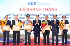 Ông Hồ Văn Mười, Chủ tịch UBND tỉnh Lâm Đồng (giữa), trao Bằng khen cho Vietjet vì có đóng góp tích cực trong việc khôi phục hoạt động khai thác tại Cảng hàng không Liên Khương. 