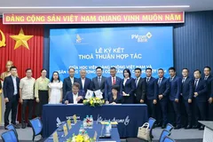 Đại diện PVcomBank và Học viện Hàng không Việt Nam thực hiện nghi thức ký kết thỏa thuận hợp tác.
