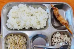 Suất cơm bán trú ngày 7-9 của học sinh trường Tiểu học Trung Giã (xã Trung Giã, Hà Nội). (Ảnh: Phụ huynh cung cấp)