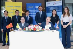 Ông Võ Hoàng Hải, Phó Tổng giám đốc Nam A Bank và bà Rebecca Benhamou, Giám đốc đầu tư cao cấp của Proparco ký kết thỏa thuận dưới sự chứng kiến của ông Julien Seillan, Giám đốc quốc gia AFD và lãnh đạo hai bên.