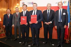Đại diện Vietjet và CFM International trao thoả thuận phát triển năng lực bảo dưỡng động cơ thế hệ mới nhất