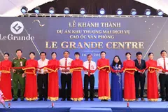 Các đại biểu cắt băng khánh thành khu thương mại dịch vụ cao ốc Le Grande Centre