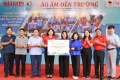 Phó Trưởng Ban Tuyên giáo Thành ủy TPHCM Tăng Hữu Phong và Phó Tổng Biên tập Báo SGGP Bùi Thị Hồng Sương trao bảng biểu trưng tặng áo ấm và học bổng tới học sinh Trường Phổ thông Dân tộc bán trú THCS Tri Lễ, xã Tri Lễ, tỉnh Lạng Sơn, chiều 16-9. Ảnh: QUANG PHÚC
