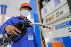 Giá xăng tăng mạnh gần 1.400 đồng, xăng E10 vượt mốc 25.000 đồng