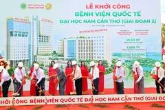 Các đại biểu thực hiện nghi thức khởi công Bệnh viện Quốc tế Đại học Nam Cần Thơ – giai đoạn 2