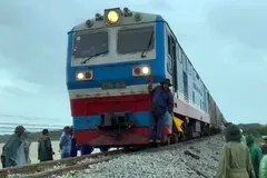 Ngành đường sắt ngừng chạy nhiều chuyến tàu Bắc-Nam do mưa lũ