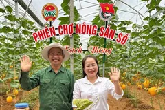 Bà Ma Thị Mận, Bí thư Đảng ủy, Chủ tịch HĐND xã Bạch Thông trong phiên chợ nông sản số đầu tiên của xã - Ảnh: BT