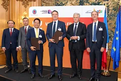 Đại diện 2 tập đoàn trao biên bản ghi nhớ về hợp tác phát triển Dự án điện khí LNG Long Sơn. Ảnh: Anh Chiến