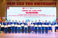 Các tổ chức, cá nhân Trường DNC nhận bằng khen của Chủ tịch UBND TP Cần Thơ.
