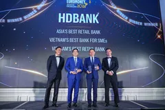 Đại diện HDBank nhận giải “Ngân hàng Bán lẻ tốt nhất châu Á” và 3 giải thưởng uy tín khác do Euromoney vinh danh.