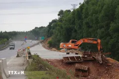 Đẩy nhanh tiến độ mở rộng cao tốc Cam Lộ-La Sơn. (Ảnh: Mai Trang/TTXVN)