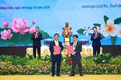 Tại Hội nghị xúc tiến đầu tư Việt Nam - Lào chiều 8-10 tại Thủ đô Vientiane, 17 giấy chứng nhận đầu tư và thỏa thuận hợp tác của doanh nghiệp đã được Thủ tướng hai nước chứng kiến, trong đó, Savan 2 là hợp tác lớn nhất. Ảnh: Dương Giang