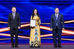Phó Thủ tướng Thường trực Chính phủ Phạm Gia Túc (phải); Chủ tịch VCCI Hồ Sỹ Hùng (trái) trao danh hiệu "Doanh nhân Việt Nam tiêu biểu - Cúp Thánh Gióng" cho bà Lê Nữ Thùy Dương