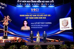 Phó Thủ tướng Thường trực Chính phủ Phạm Gia Túc (phải); Chủ tịch VCCI Hồ Sỹ Hùng (trái) trao danh hiệu "Doanh nhân Việt Nam tiêu biểu - Cúp Thánh Gióng" cho bà Lê Nữ Thùy Dương