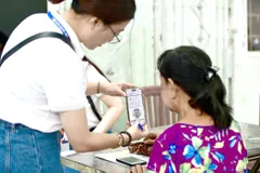 Các thủ tục về cấp nước giờ đây có thể thực hiện nhanh chóng qua nền tảng số (Ảnh chụp tại Công ty cổ phần Cấp nước Nhà Bè).