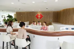Khách hàng giao dịch tại Techcombank 