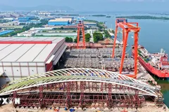 Hạn chế lưu thông trên sông Sài Gòn khi hợp long vòm thép cầu đi bộ