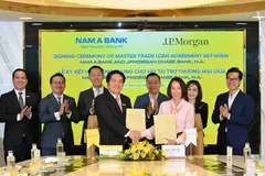 Ông Trần Khải Hoàn, Tổng giám đốc Nam A Bank và bà Phan Bích Vân, Tổng giám đốc JPMorgan Chase ký kết thỏa thuận.